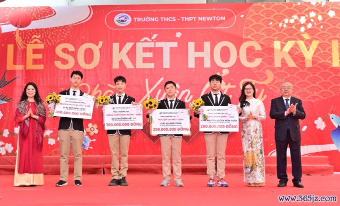 Bốn học sinh nhận thưởng tại lễ Sơ kết học kỳ I sáng 21/1 ở trường. Ảnh: Nhà trường cung cấp