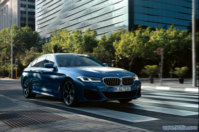 BMW 5 series trên đường phố. Ảnh: Thaco Auto